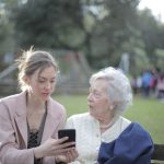 La dame de compagnie : une personne bienveillante au service d’une personne âgée