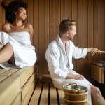 Couple profitant d'un spa