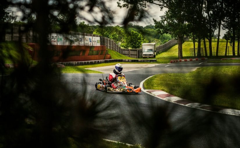des gens font du kart sur la route pendant la journée