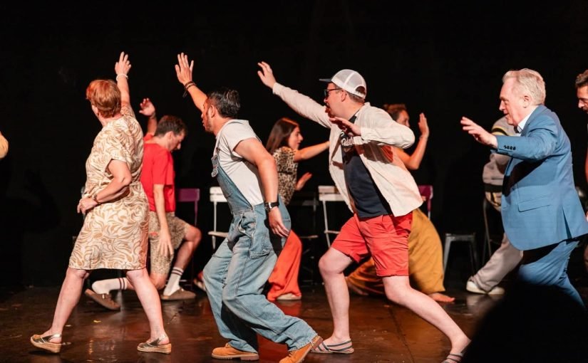 Une scène de théâtre animée avec un groupe de personnes en train de danser.