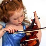 enfant qui joue de la musique
