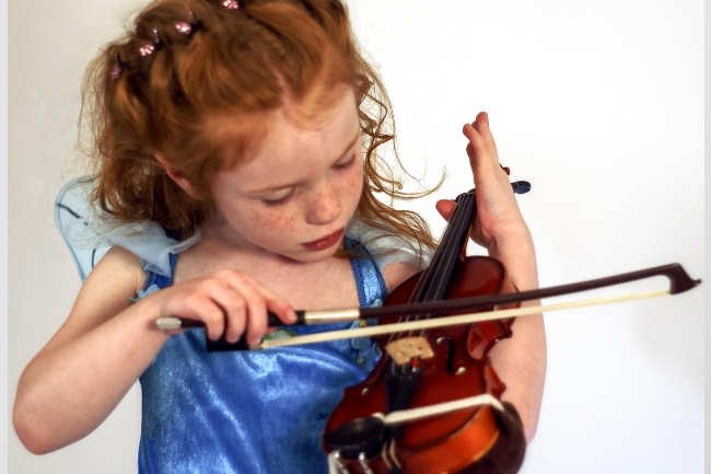 enfant qui joue de la musique