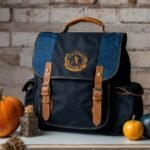 Sac à dos Harry Potter style cartable, bleu marine et cuir, orné d'un blason doré brodé.
