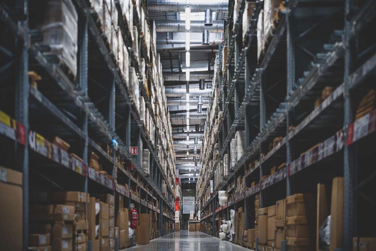 Étagères remplies de boîtes dans un entrepôt Étagères remplies de boîtes dans un entrepôt