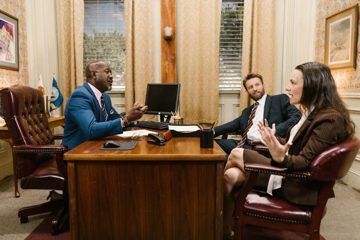 Réunion professionnelle dans un bureau avec ordinateur et documents