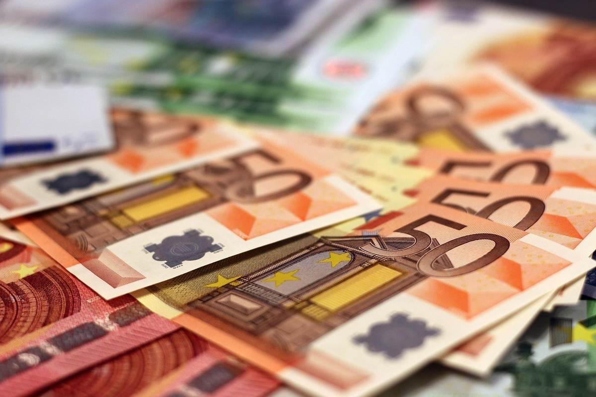 Billets de 50 euros en premier plan, autres monnaies en arrière-plan