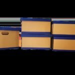 Plusieurs boîtes en carton bleu avec couvercles empilées