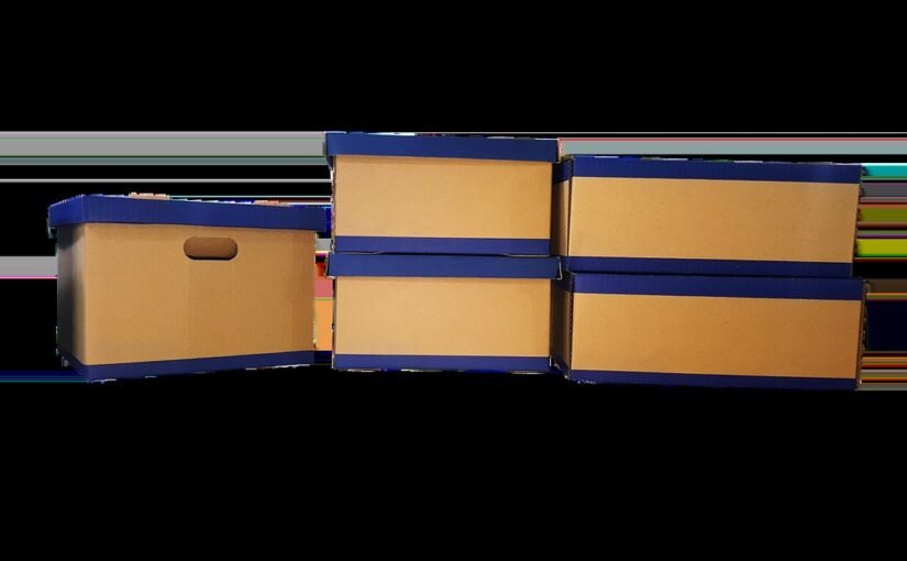 Plusieurs boîtes en carton bleu avec couvercles empilées