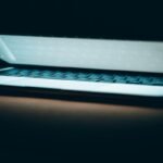 Ordinateur portable ouvert dans l'obscurité, clavier rétroéclairé, écran luminescent