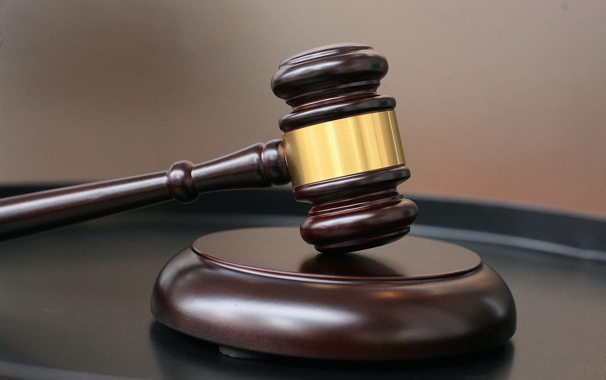 Marteau de justice posé sur un bloc de sonnerie