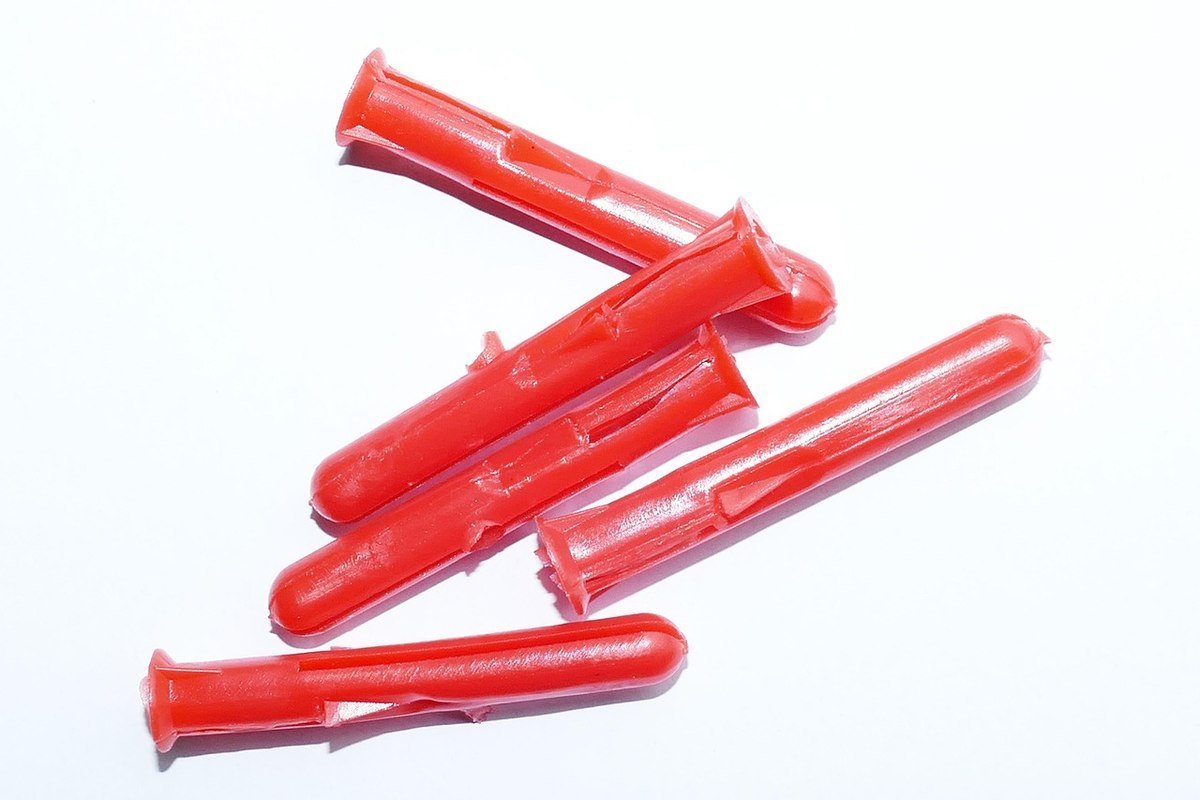 Six tiges en plastique rouge sur fond blanc