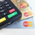 Calculatrice et cartes bancaires sur une surface blanche
