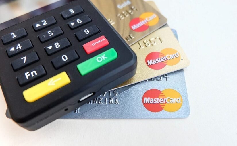 Calculatrice et cartes bancaires sur une surface blanche
