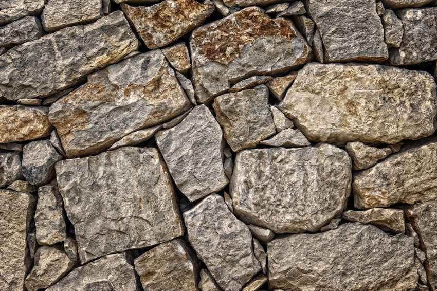 Mur construit avec des pierres irrégulières et variées, sans lien visible entre elles