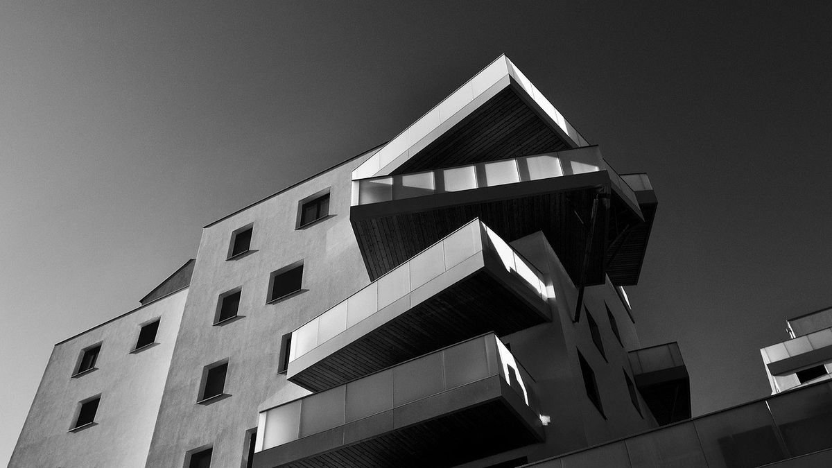 Immeuble avec balcon en surplomb et façade anguleuse
