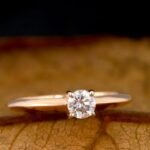Entretenir une bague solitaire en or blanc : nos conseils