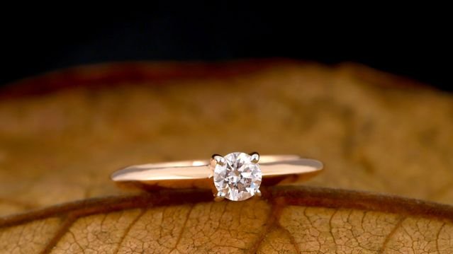 Entretenir une bague solitaire en or blanc : nos conseils