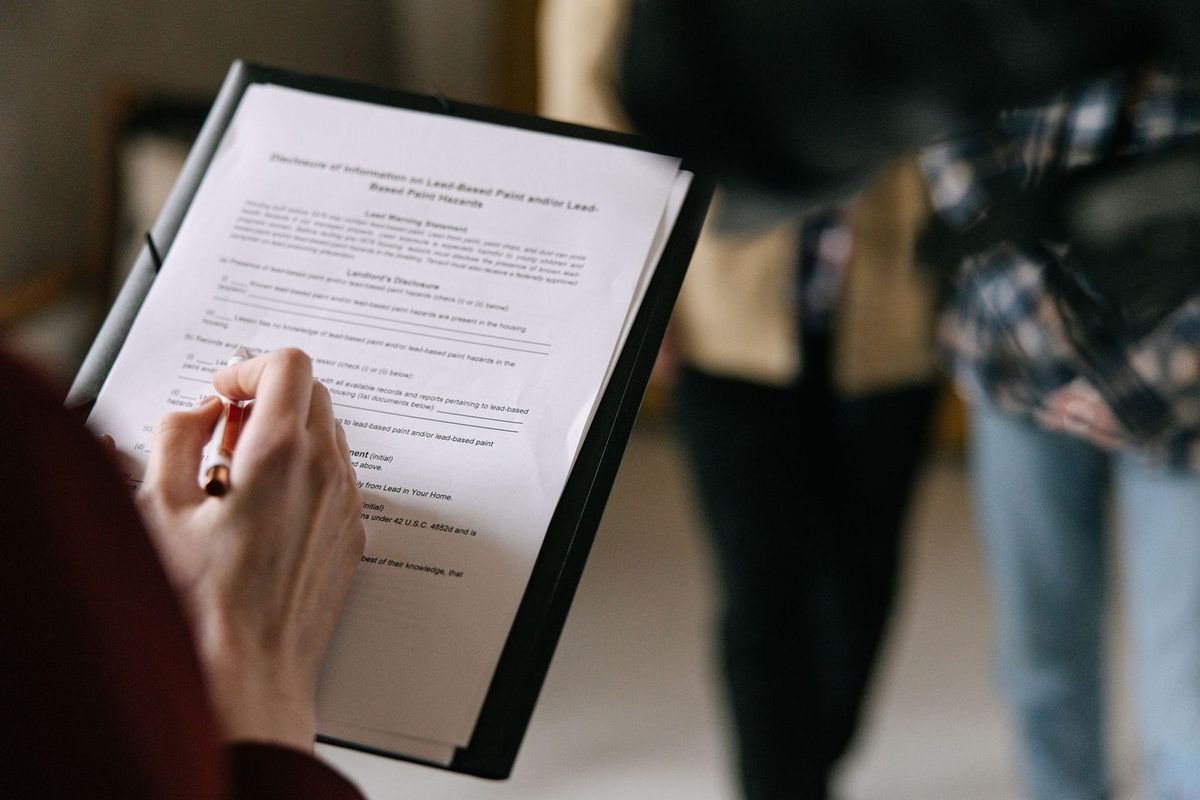 Individu prenant des notes lors d'une réunion ou d'un entretien