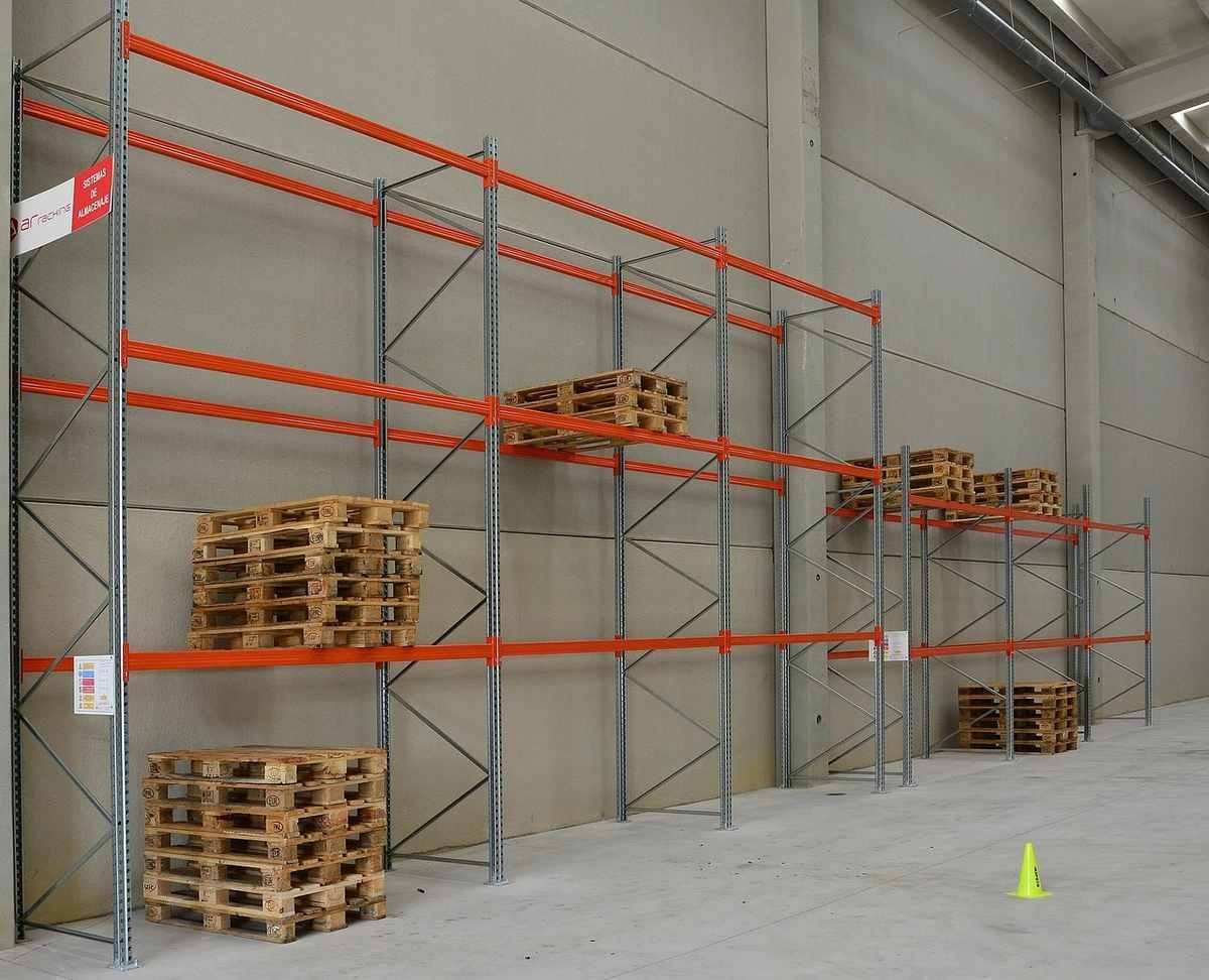 Des cartons empilés dans un entrepôt de marchandises d'un réseau de franchise