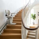 Monte-escalier moderne sur un escalier tournant, maison lumineuse